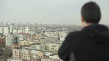 Bir adam büyük bir şehre bakar. Kyiv. Ukrayna.