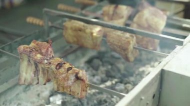 Et ızgarada kızarır. Yakın plan. B-B-Q.