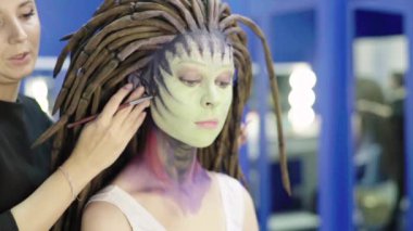 Kızları uydurma yöntemi. Ağır çekim. Comic con. KostümComment