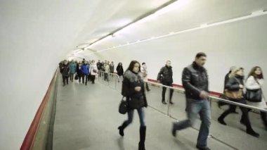 Metro altgeçidi boyunca yürüyen bir kalabalık. Kyiv. Ukrayna