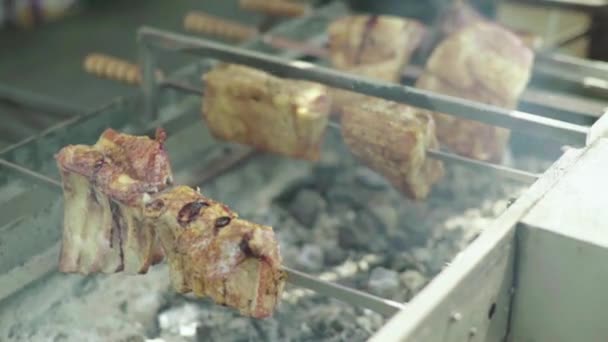 La carne è fritta su una griglia di ferro. Primo piano. B-B-Q . — Video Stock