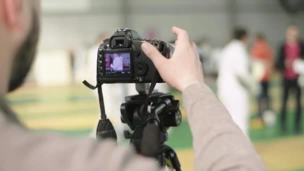 A photographer cameraman shoots for fencing competitions. Kyiv. Ukraine — 图库视频影像