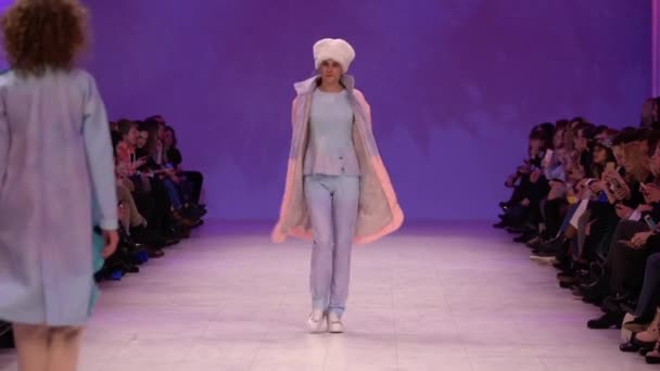 Meisje model op de catwalk bij fashion show — Stockvideo