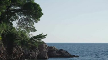 Dağlar ve deniz. Kıyı manzarası. Karadağ. Gün