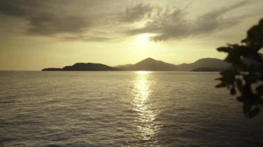 Akşamları deniz manzarası. Dağlar ve deniz. Karadağ