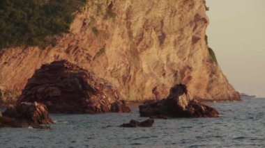 Dağlar ve deniz. Kıyı manzarası. Karadağ. Gün