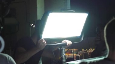 Çekimler sırasında film setinde ışıklandırma. Film yapımcılığı. Çekim.