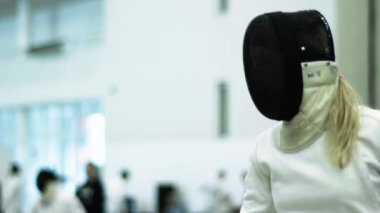 Eskrim. Düello sırasında eskrimci. Ağır çekim. Kyiv. Ukrayna