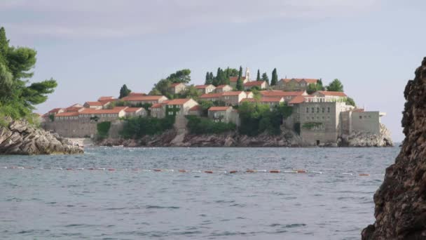 Sveti Stefan är en turiststad vid havet. Montenegro. Dag — Stockvideo