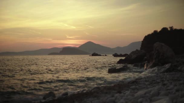 Meereslandschaft am Abend bei Sonnenuntergang. Berge und Meer. Montenegro — Stockvideo