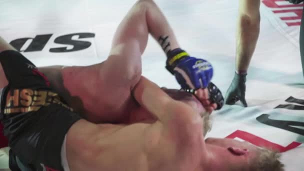 Vechten in de Mma octagon. Langzame beweging. Kiev. Oekraïne — Stockvideo