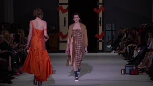 Ragazza modella in passerella alla sfilata di moda — Video Stock