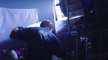 Çekimler sırasında film setinde ışıklandırma. Film yapımcılığı. Çekim.
