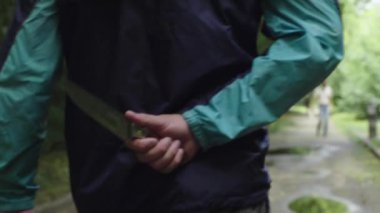 Elinde bıçak olan bir manyak.