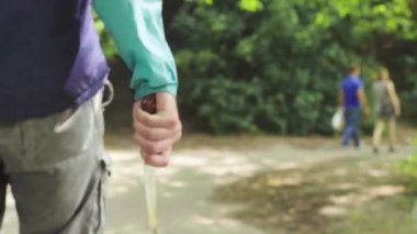 Elinde bıçak olan bir manyak.