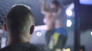 İzleyici maçı Mma sekizgeninde izliyor. Kyiv. Ukrayna