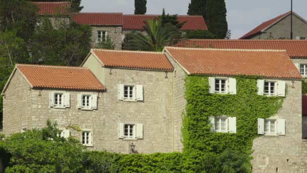 Rumah dengan atap ubin merah. Arsitektur Sveti Stefan. Montenegro . — Stok Video