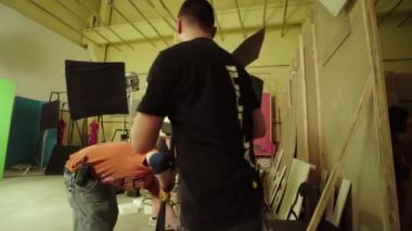 Çekimler sırasında film setinde ışıklandırma. Film yapımcılığı. Çekim.