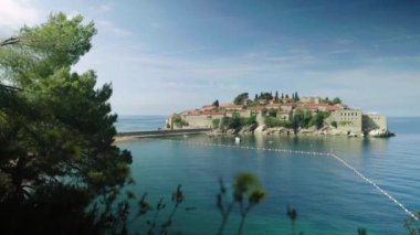 Sveti Stefan deniz kenarında bir turistik kasabadır. Karadağ. Gün