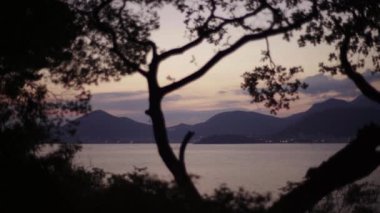 Akşamları deniz manzarası. Dağlar ve deniz. Karadağ