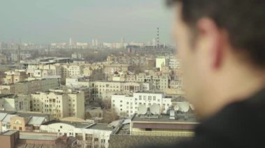 Bir adam büyük bir şehre bakar. Kyiv. Ukrayna.