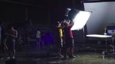 Çekimler sırasında film setinde ışıklandırma. Film yapımcılığı. Çekim.