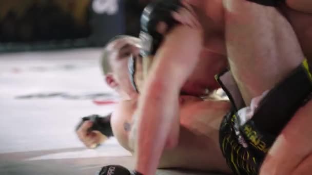 Battez-vous dans l'octogone MMA. Kiev. Ukraine — Video