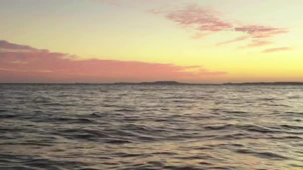 Морська вода на заході сонця. Зблизька. Шам-ель-Шейх. Єгипет. — стокове відео