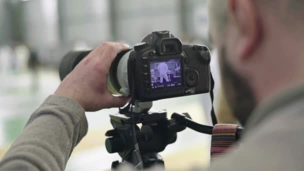 Un fotografo cameraman scatta per competizioni di scherma. Kiev. Ucraina — Video Stock