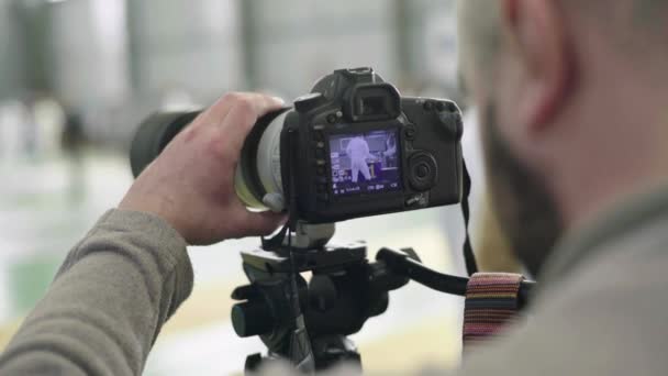 A photographer cameraman shoots for fencing competitions. Kyiv. Ukraine — 图库视频影像