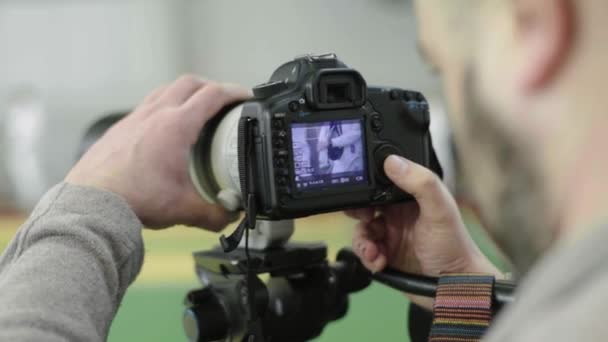 Um cinegrafista fotográfico dispara para competições de esgrima. Kiev. Ucrânia — Vídeo de Stock