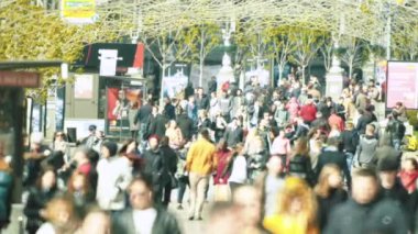 Sokakta yürüyen bir kalabalık. Ağır çekim. Kyiv. Ukrayna