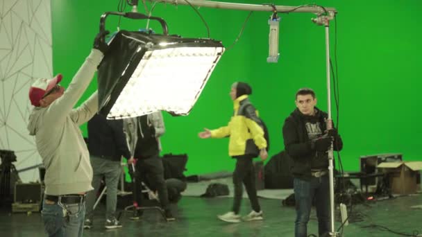 Pencahayaan pada set film selama syuting. Pembuatan film. Menembak.. — Stok Video