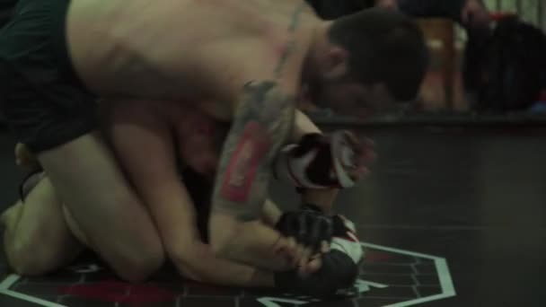 Battez-vous dans l'octogone MMA. Kiev. Ukraine — Video