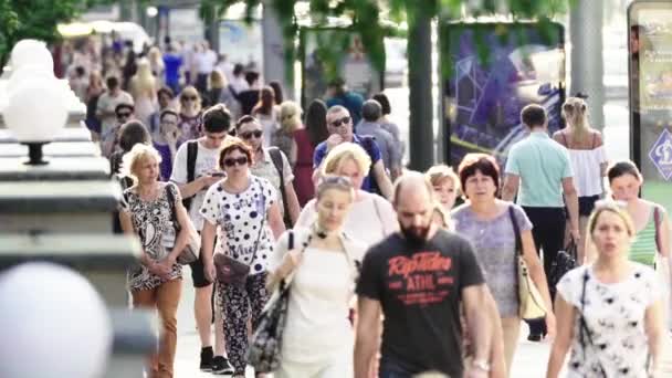 Een menigte mensen die door de straat lopen. Langzame beweging. Kiev. Oekraïne — Stockvideo