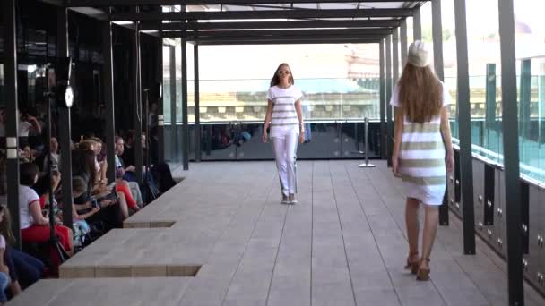 फॅशन शोमध्ये कॅटवॉकवर मुलगी मॉडेल — स्टॉक व्हिडिओ
