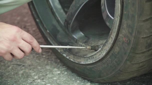 Reparación de ruedas de un coche de carreras. Movimiento lento — Vídeos de Stock