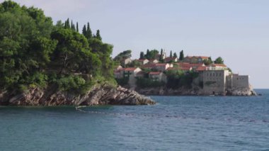 Sveti Stefan deniz kenarında bir turistik kasabadır. Karadağ. Gün