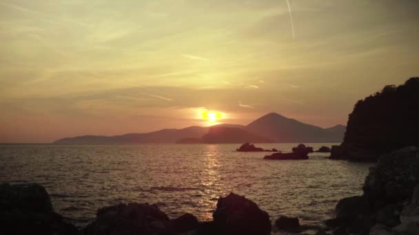 Marina à noite ao pôr-do-sol. Montanhas e mar. Montenegro — Vídeo de Stock