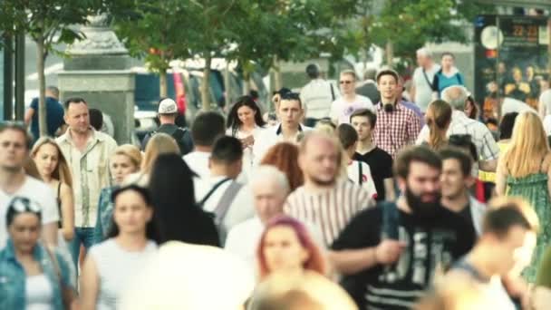 Uma multidão de pessoas a caminhar pela rua. Movimento lento. Kiev. Ucrânia — Vídeo de Stock