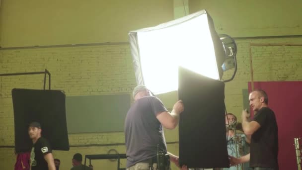 Iluminação no set do filme durante as filmagens. A filmar. Tiroteio. — Vídeo de Stock