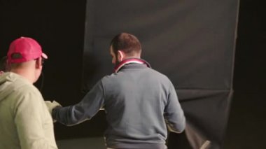 Çekimler sırasında film setinde ışıklandırma. Film yapımcılığı. Çekim.