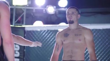 Mma sekizgeninde bir erkek dövüşçü. Ağır çekim. Kyiv. Ukrayna