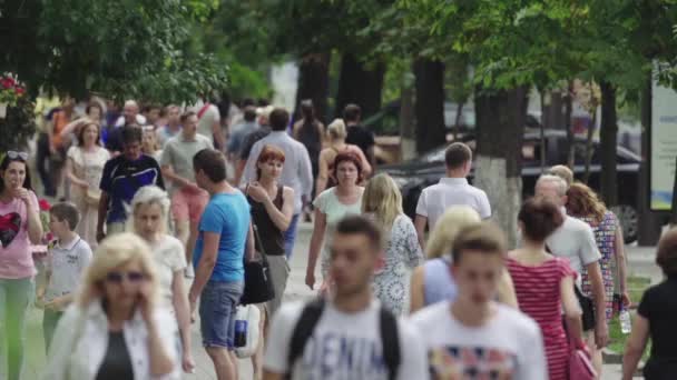 Ένα πλήθος ανθρώπων που περπατούν στο δρόμο. Αργή κίνηση. Κίεβο. Ουκρανία — Αρχείο Βίντεο