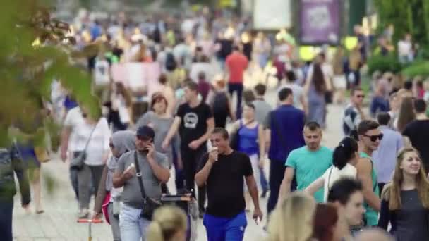 Kalabalık. Birçok insan caddede yürür. Kyiv. Ukrayna — Stok video