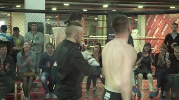 O árbitro levanta a mão vencedora no octógono do MMA. Kiev. Ucrânia — Vídeo de Stock