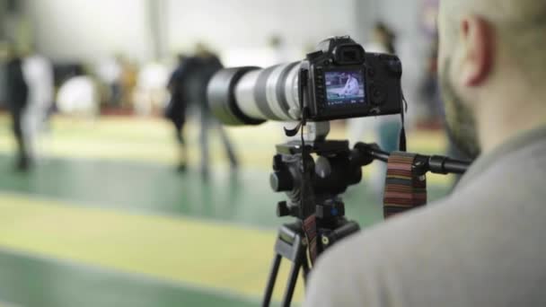A photographer cameraman shoots for fencing competitions. Kyiv. Ukraine — 图库视频影像