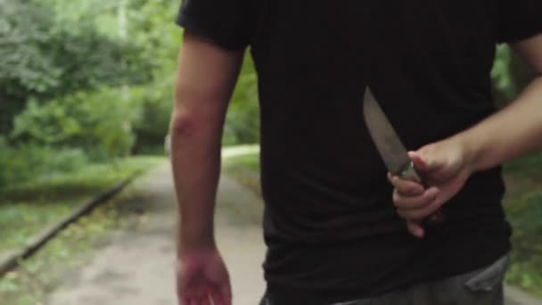 Maniaco con un cuchillo en la mano — Vídeos de Stock