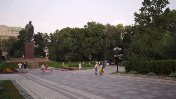 Monument voor Taras Shevchenko. Kiev. Oekraïne — Stockvideo