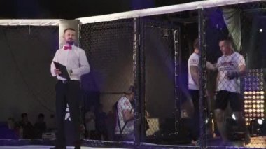 Mma sekizgeninde bir erkek dövüşçü. Kyiv. Ukrayna